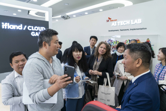 지난 10월 UNESCO-UNEVOC 국제센터 및 한국직업능력연구원에서 개최한 UNEVOC 네트워크 강화 워크샵 참석자들이 SK텔레콤 서울 보라매사옥에서 AI 기반의 다양한 프로그램을 체험하고 있다. SKT 제공